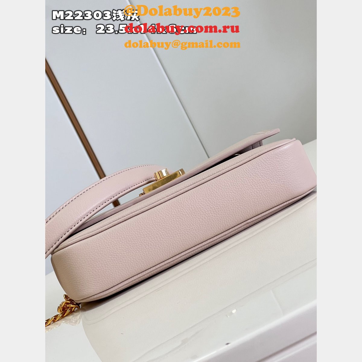 Louis Vuitton Fashion M22303 Fake LockMe Chain East West Bag