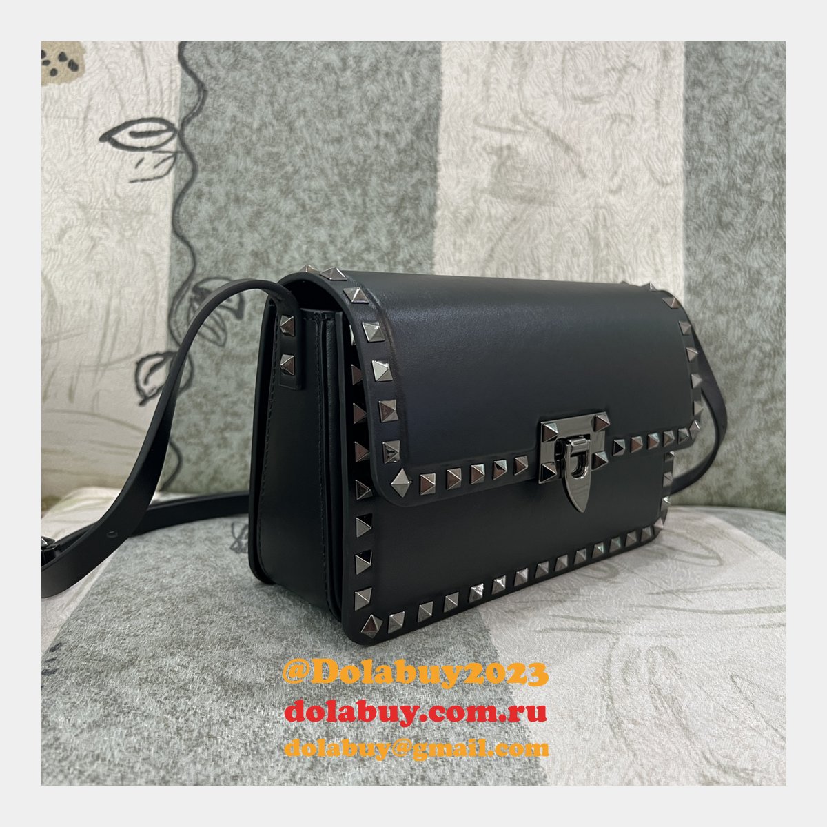 Luxury Valentino Garavani Rockstud Calf Large Bag