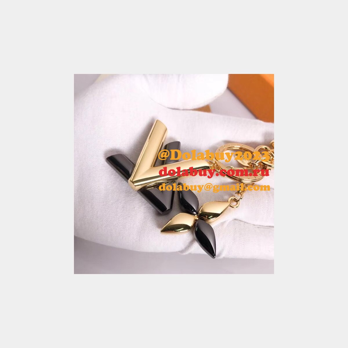 Louis Vuitton Twist bag charm M68197 Gold/silvery