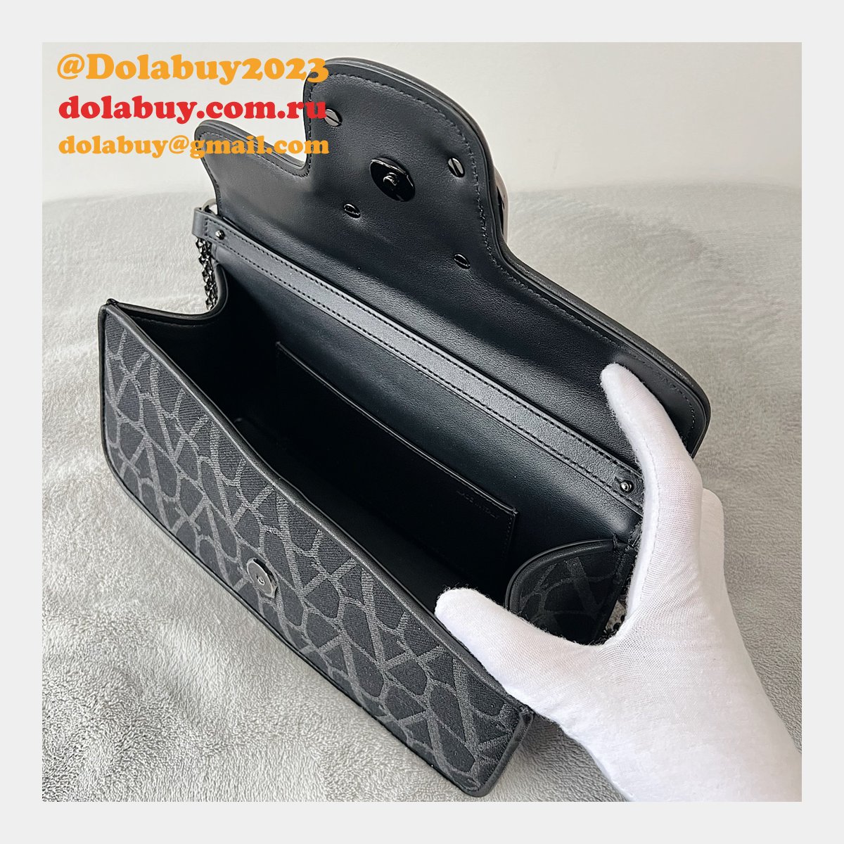 Shop Valentino Garavani 1133 Locò VLogo Signature Replica Bags Sale