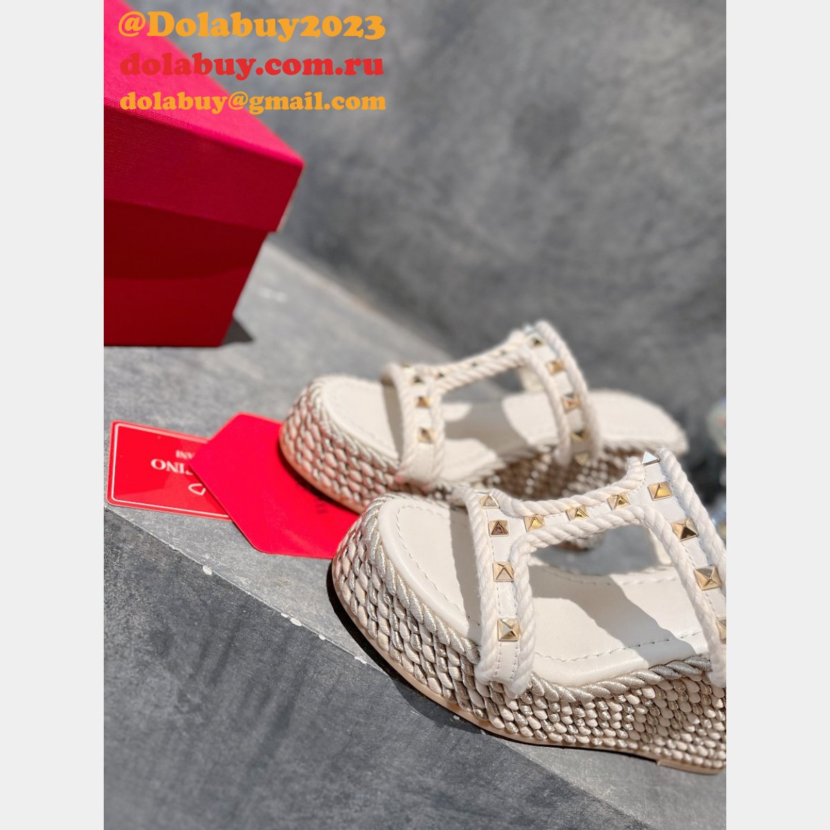 Perfect ROCKSTUD LAMINATED NAPPA WEDGE SANDAL