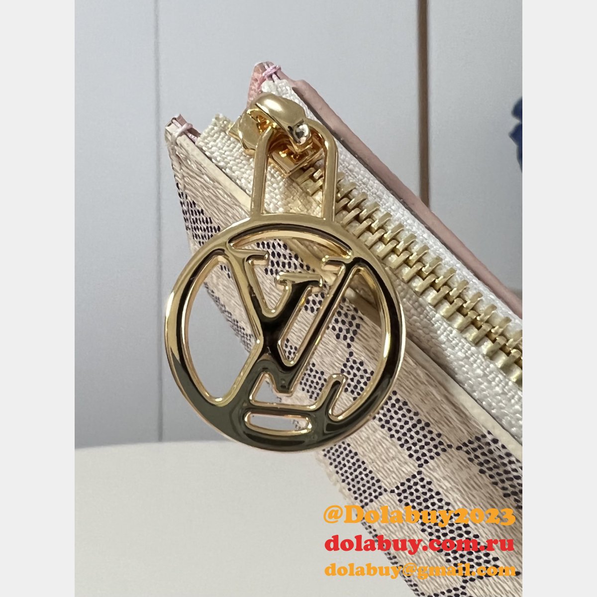 Louis Vuitton Baige Lisa Monogram LV Circle M00133 Wallet