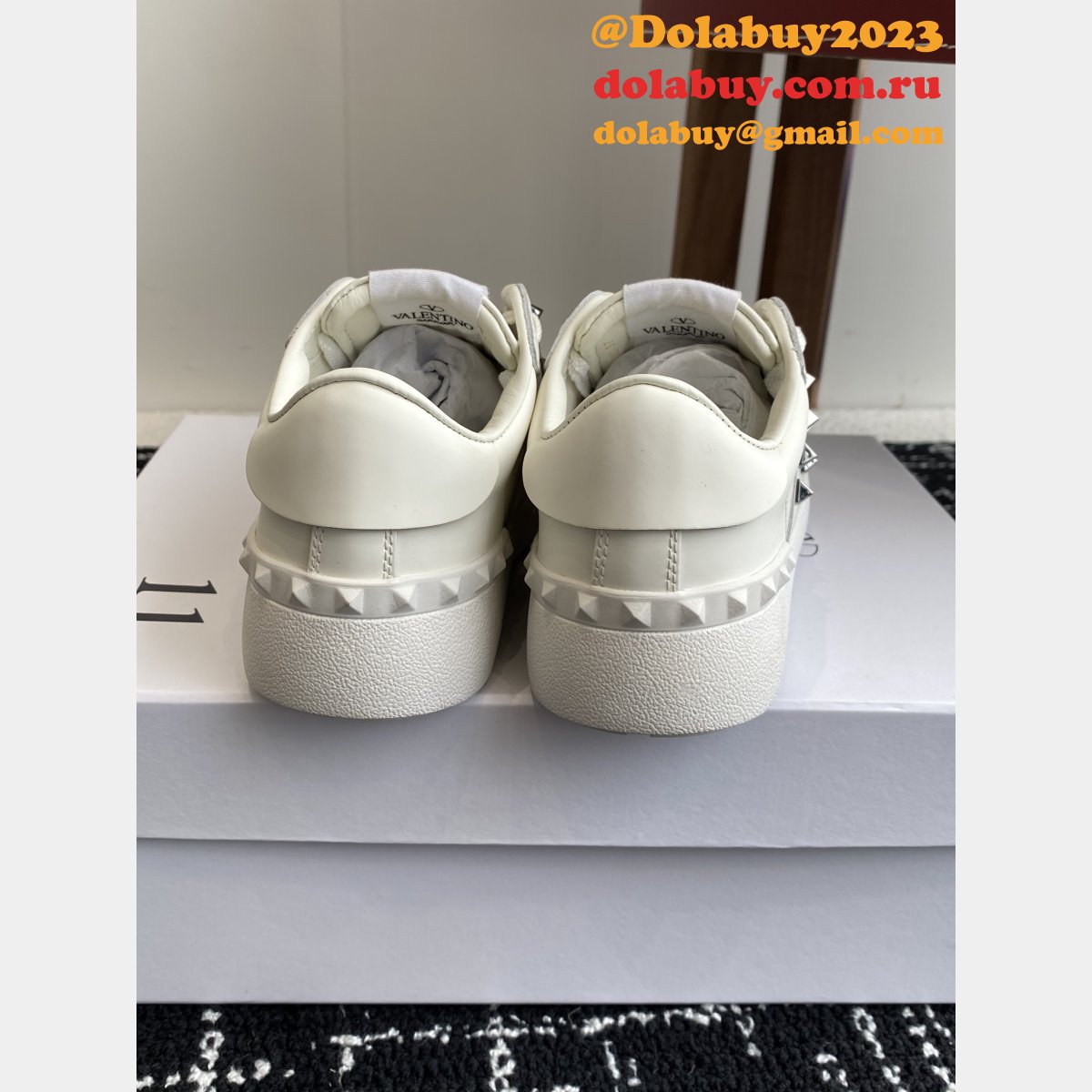 ROCKSTUD UNTITLED SNEAKER IN CALFSKIN LEATHER