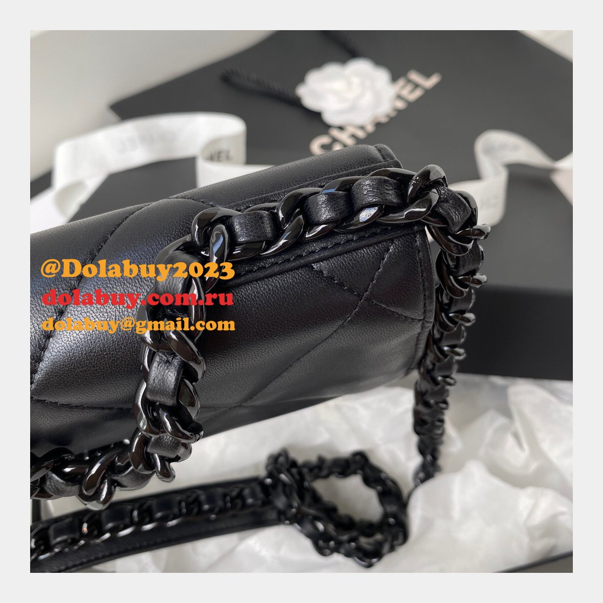 Best Quality Replica New WOC AP0957 19 Wallet Chain Glossy Calfskin Bag