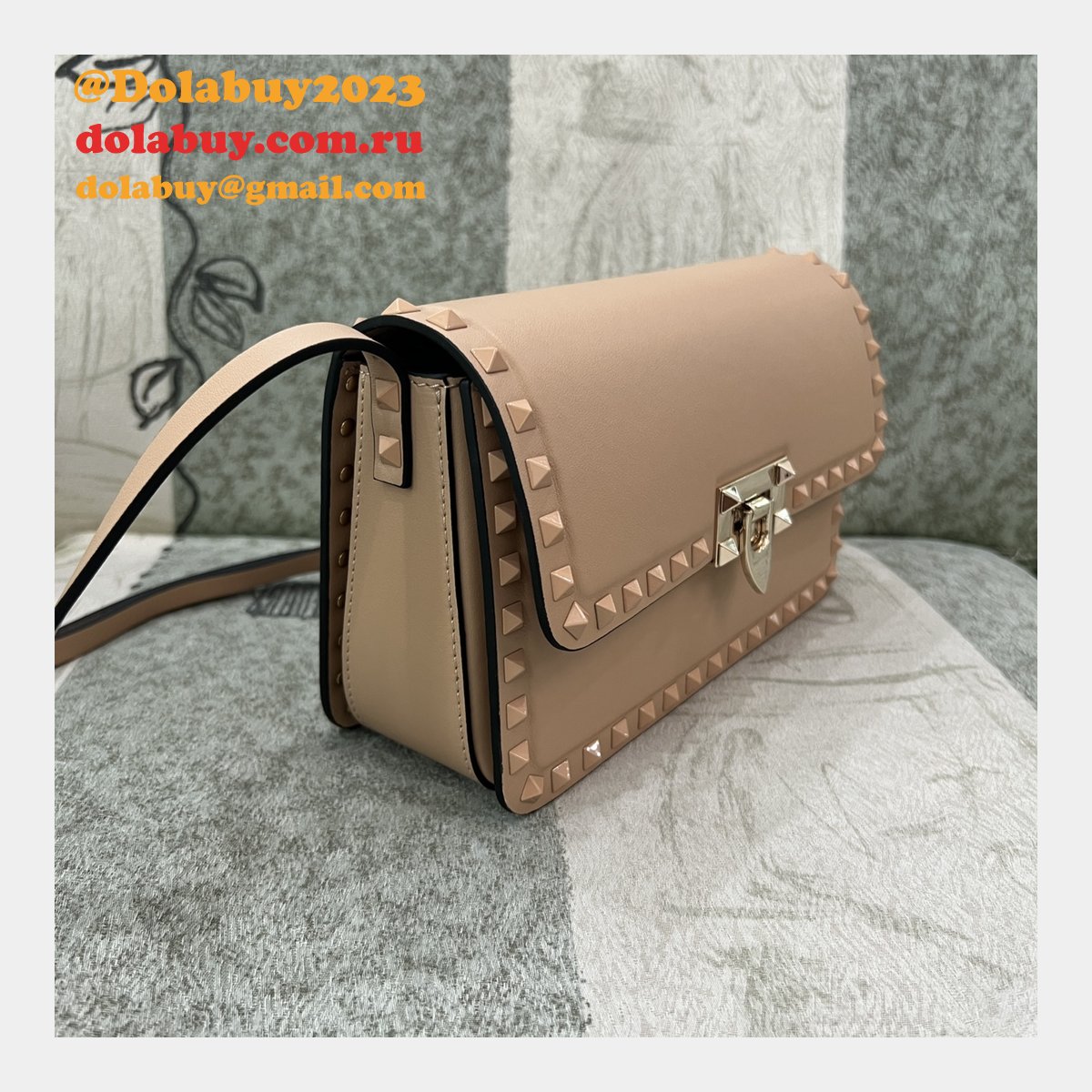 Luxury Valentino Garavani Rockstud Calf Large Bag