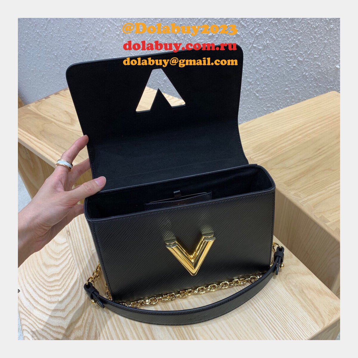 AAA+ Louis Vuitton Twist PM Epi Leather in Black