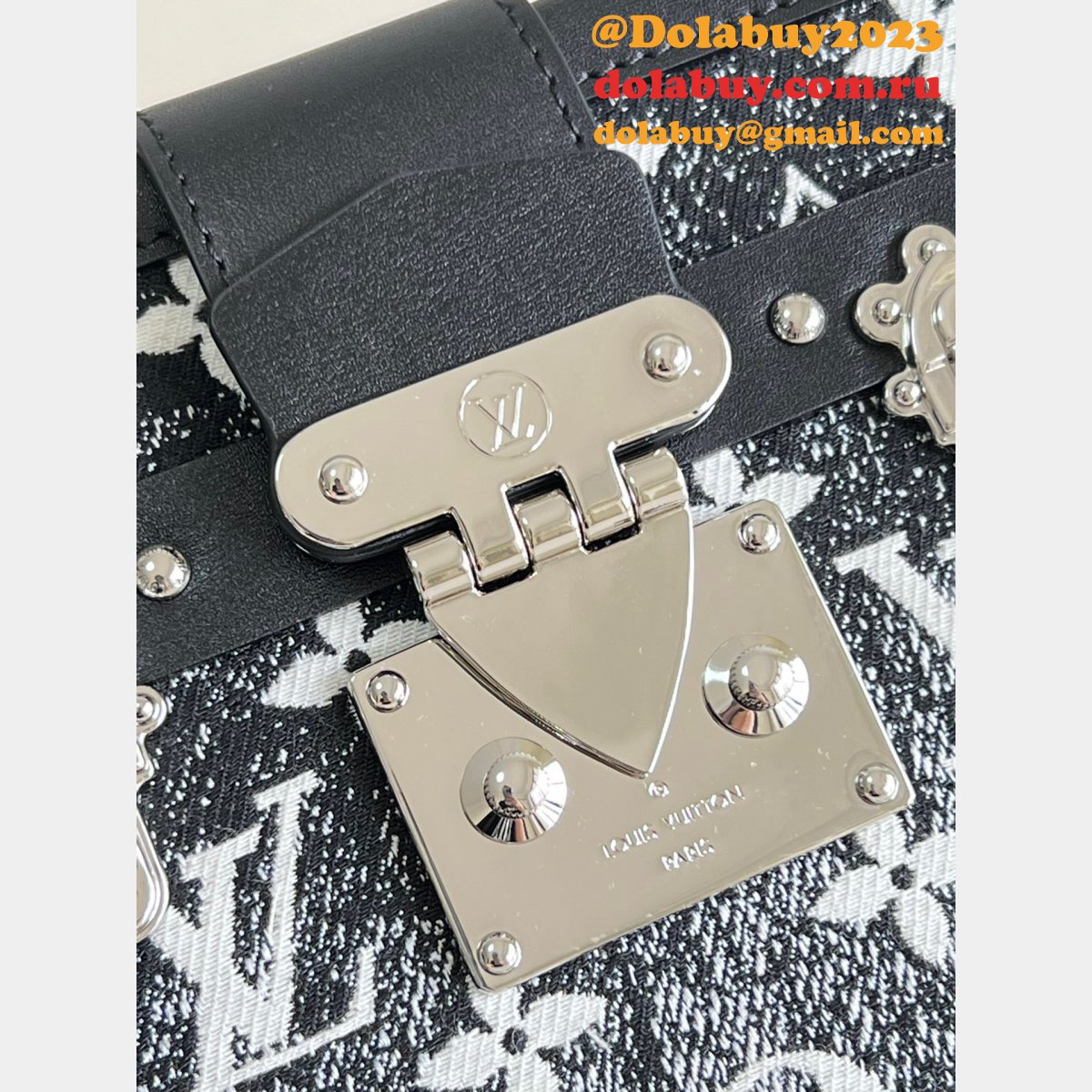 Fake Louis Vuitton Designer Online Store M59363 Soft Bag