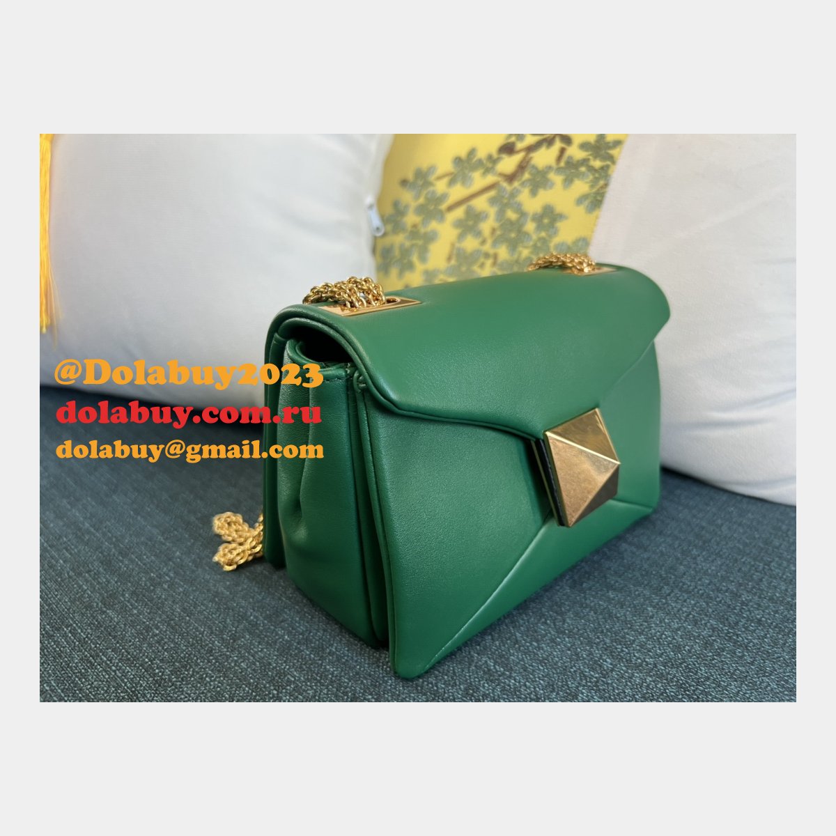 7 Star Valentino Garavani ONE STUD Chain Handbag