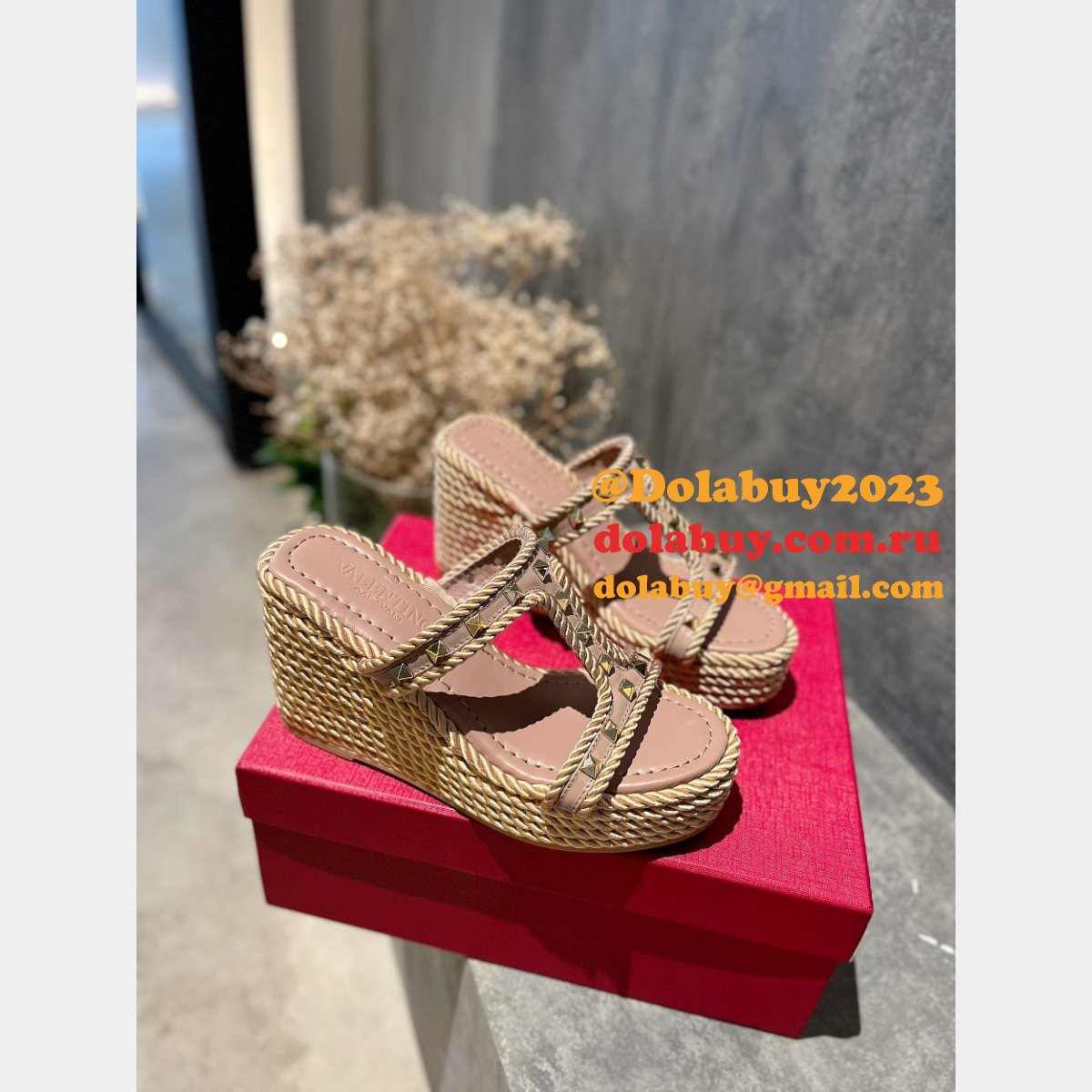 Perfect ROCKSTUD LAMINATED NAPPA WEDGE SANDAL