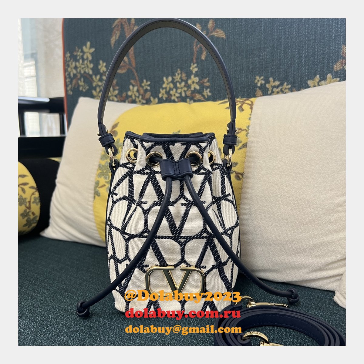 Designer VALENTINO GARAVANI V mini basket handbag