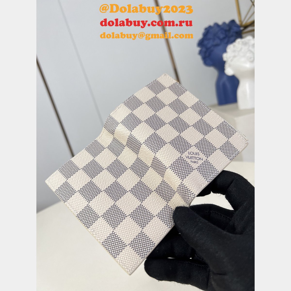 Louis Vuitton Baige Lisa Monogram LV Circle M00133 Wallet