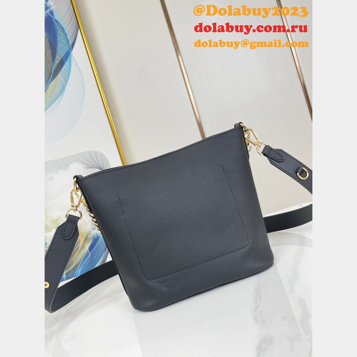 Lock and Walk Lockme M24165/M24006 7 Star Replicas Louis Vuitton Bag