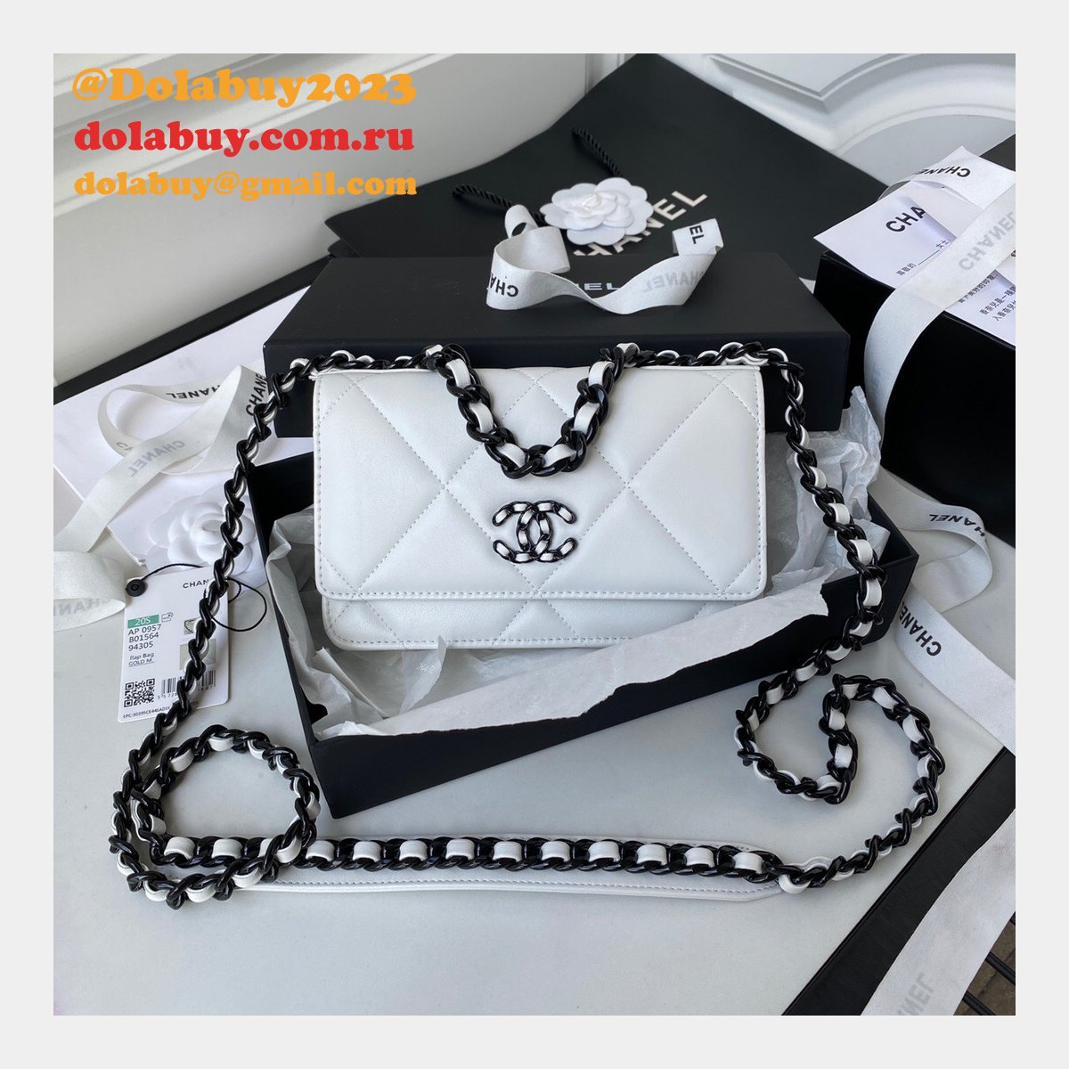 Best Quality Replica New WOC AP0957 19 Wallet Chain Glossy Calfskin Bag