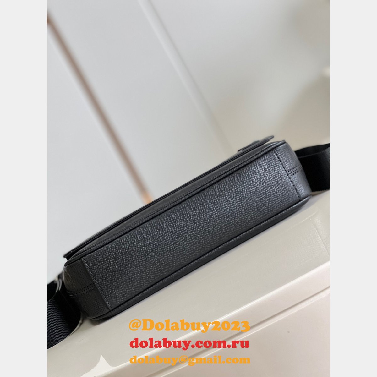 Louis Vuitton 1:1 Replica Designer M30850 District Taiga Leather Men Bags