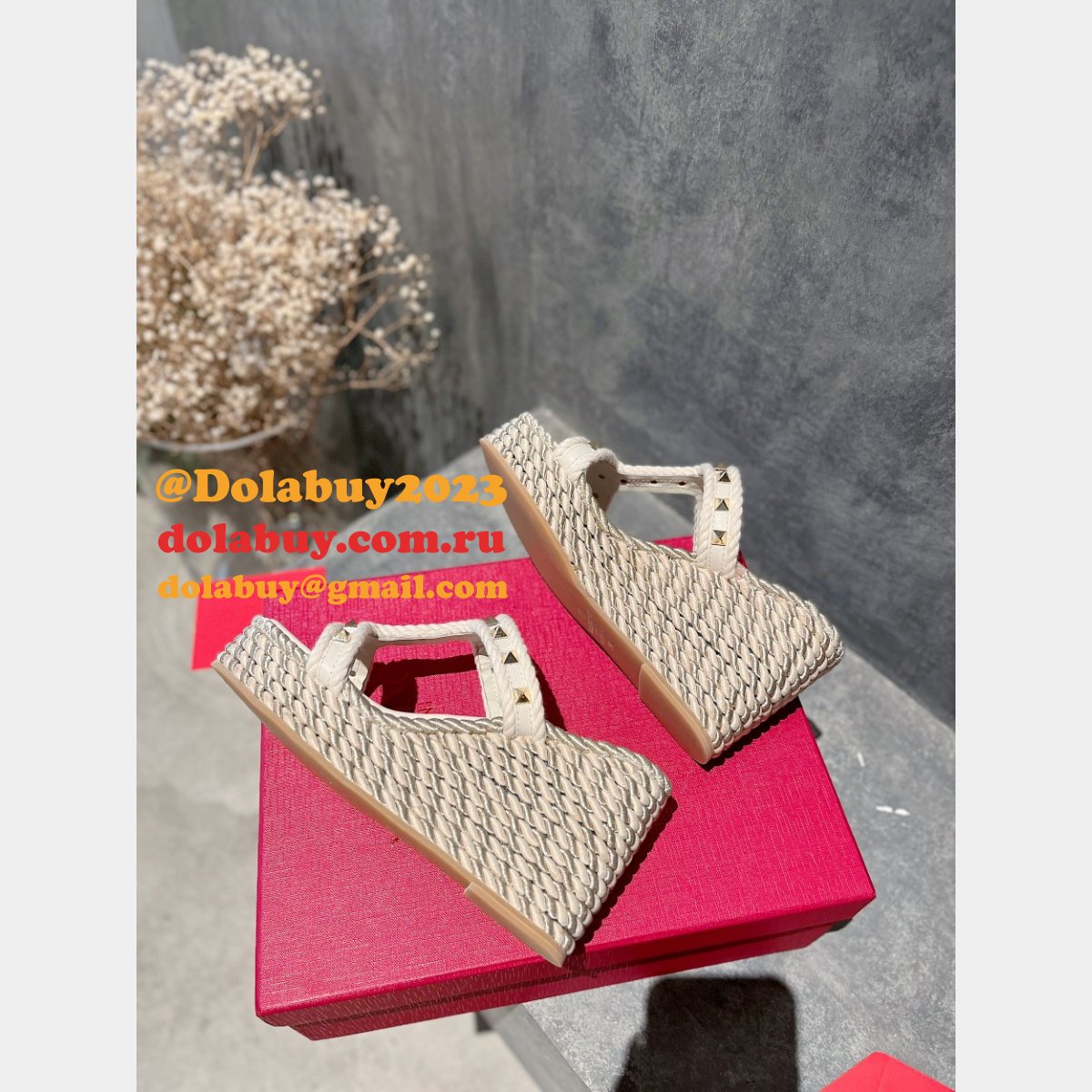 Perfect ROCKSTUD LAMINATED NAPPA WEDGE SANDAL