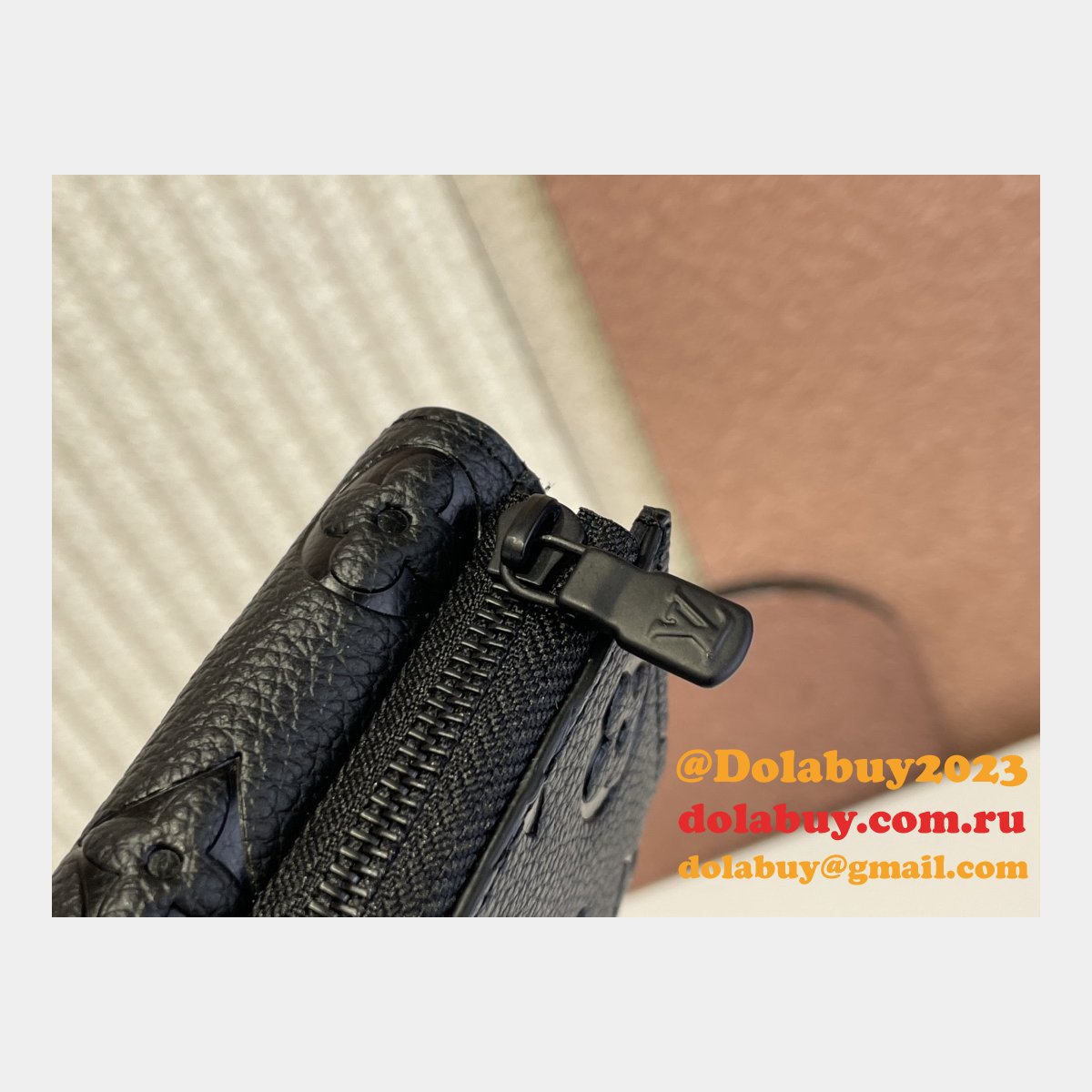 Slender Pilot M82556 Fashion Louis Vuitton Replica Bags