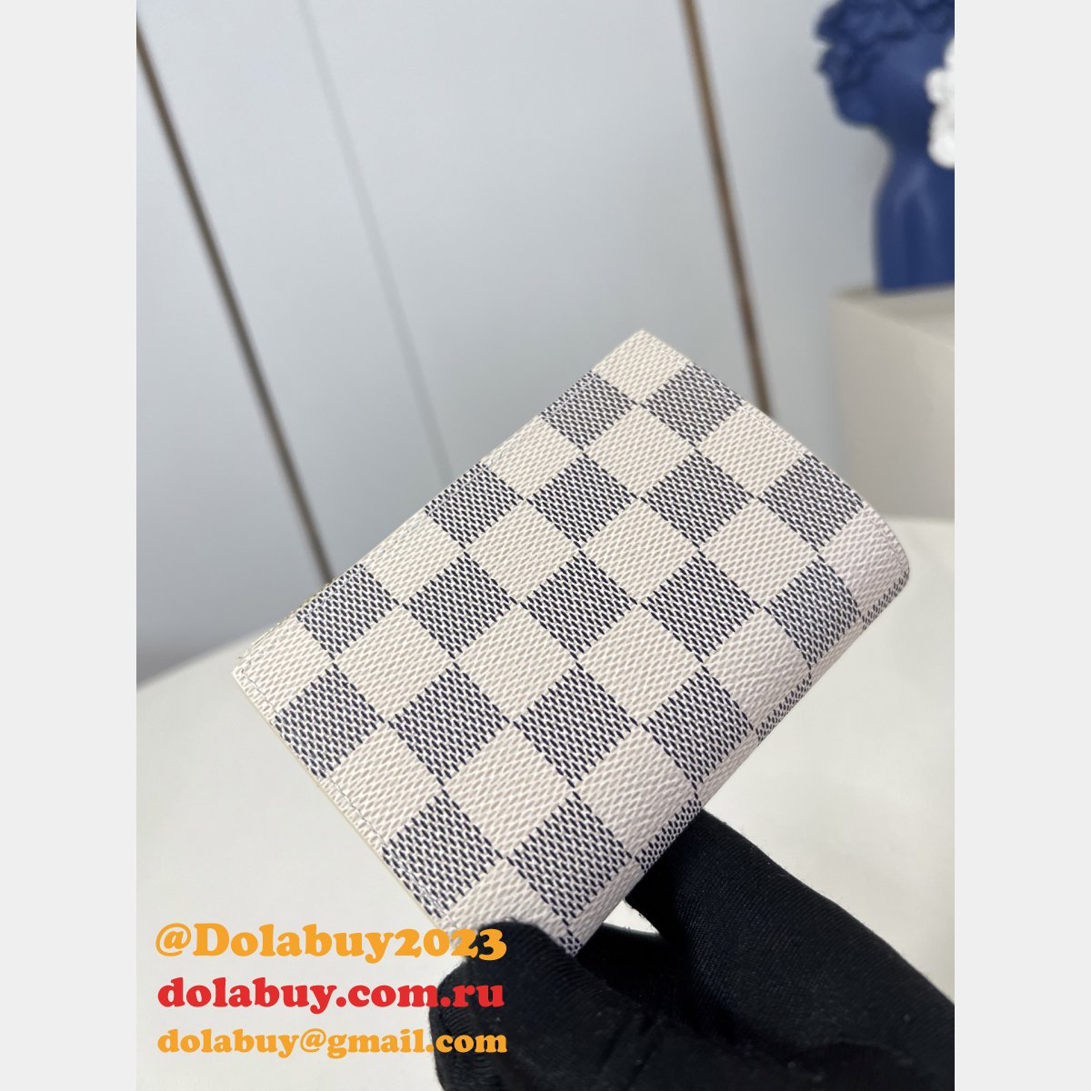 Louis Vuitton Baige Lisa Monogram LV Circle M00133 Wallet