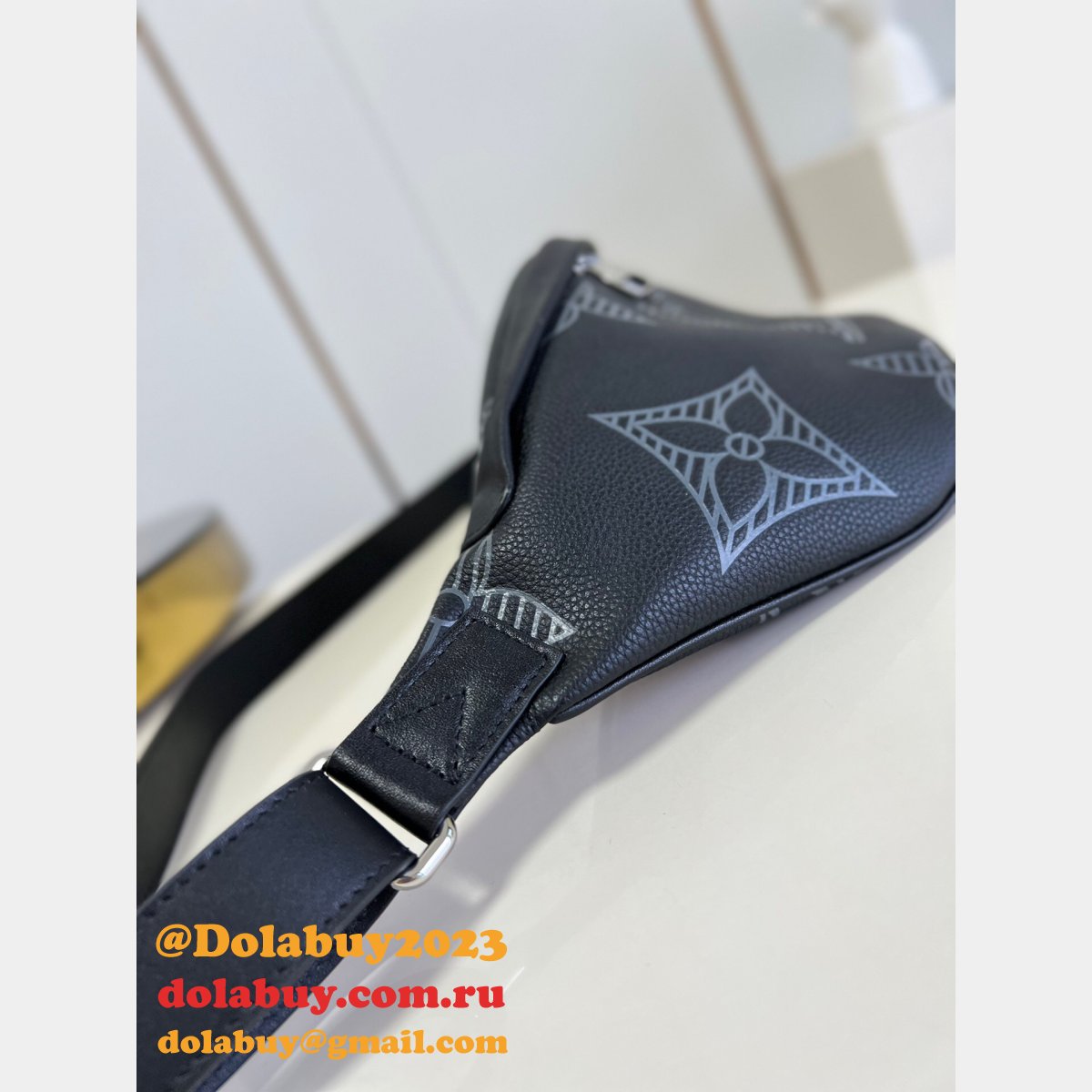 The Best Louis Vuitton Knockoff M57289 Discovery Bumbag Bag