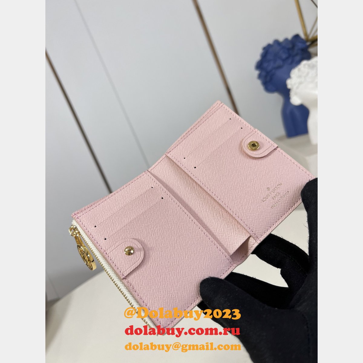 Louis Vuitton Baige Lisa Monogram LV Circle M00133 Wallet