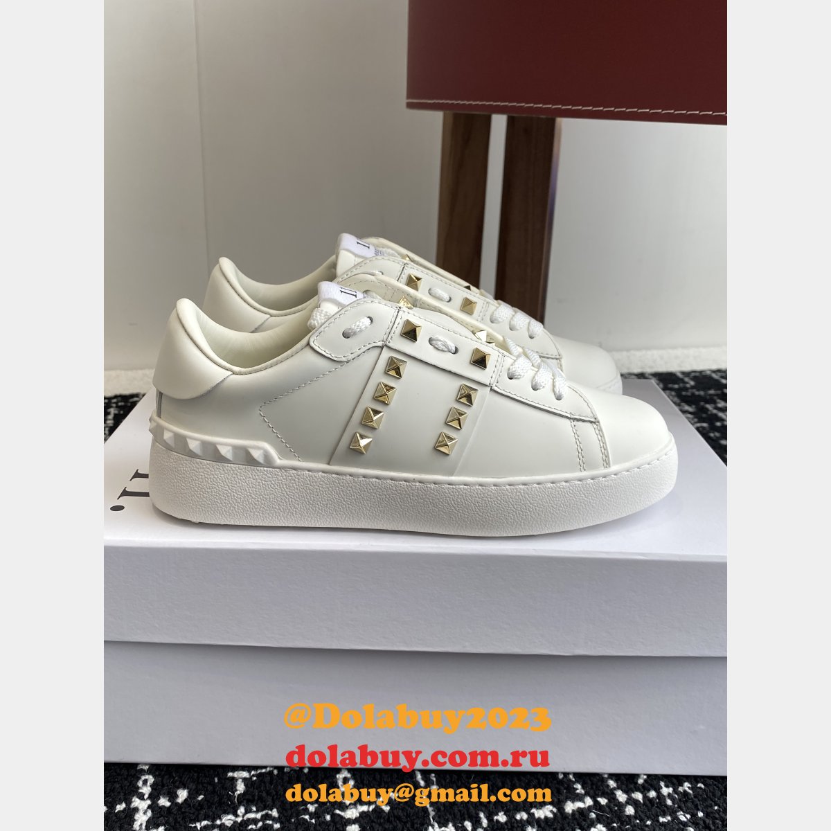 ROCKSTUD UNTITLED SNEAKER IN CALFSKIN LEATHER