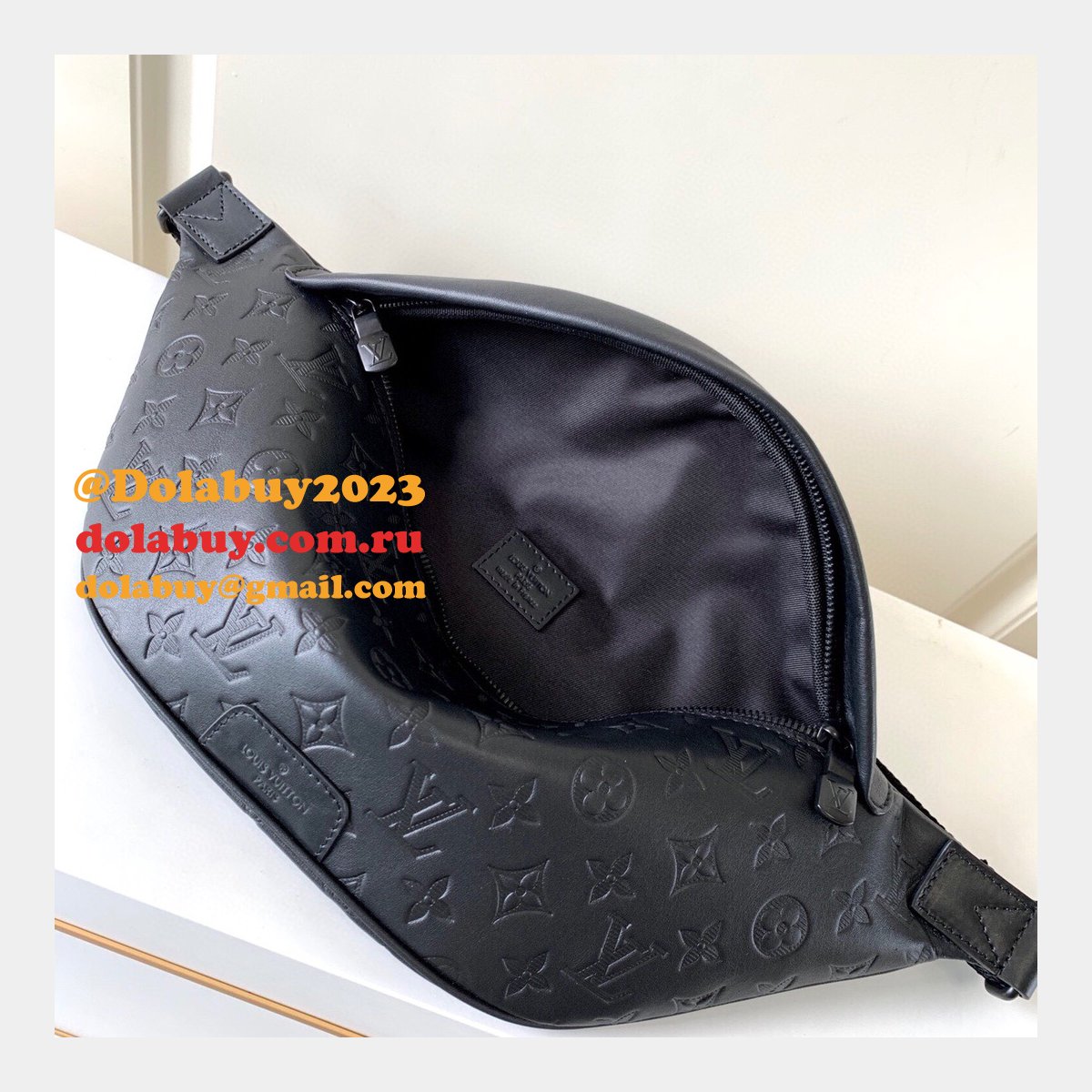 Discovery Bumbag G65 in Black Bags M44388 Replica Louis Vuitton