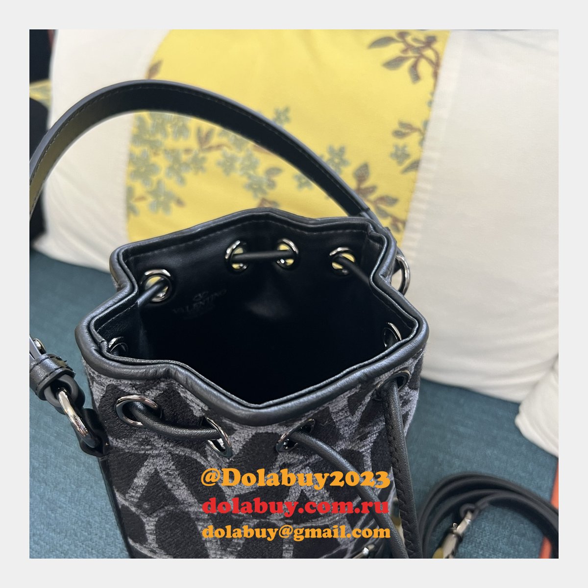 Designer VALENTINO GARAVANI V mini basket handbag