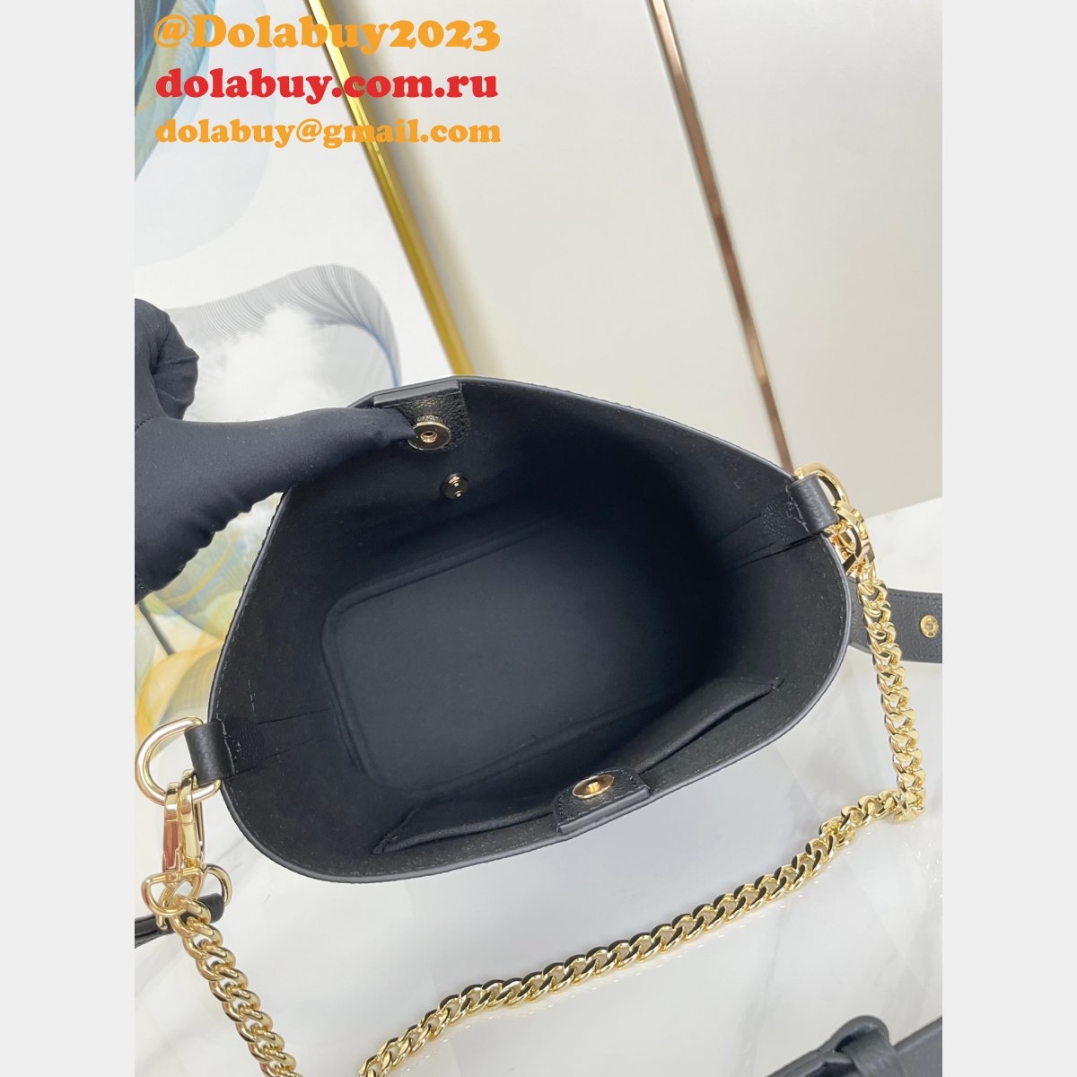 Lock and Walk Lockme M24165/M24006 7 Star Replicas Louis Vuitton Bag