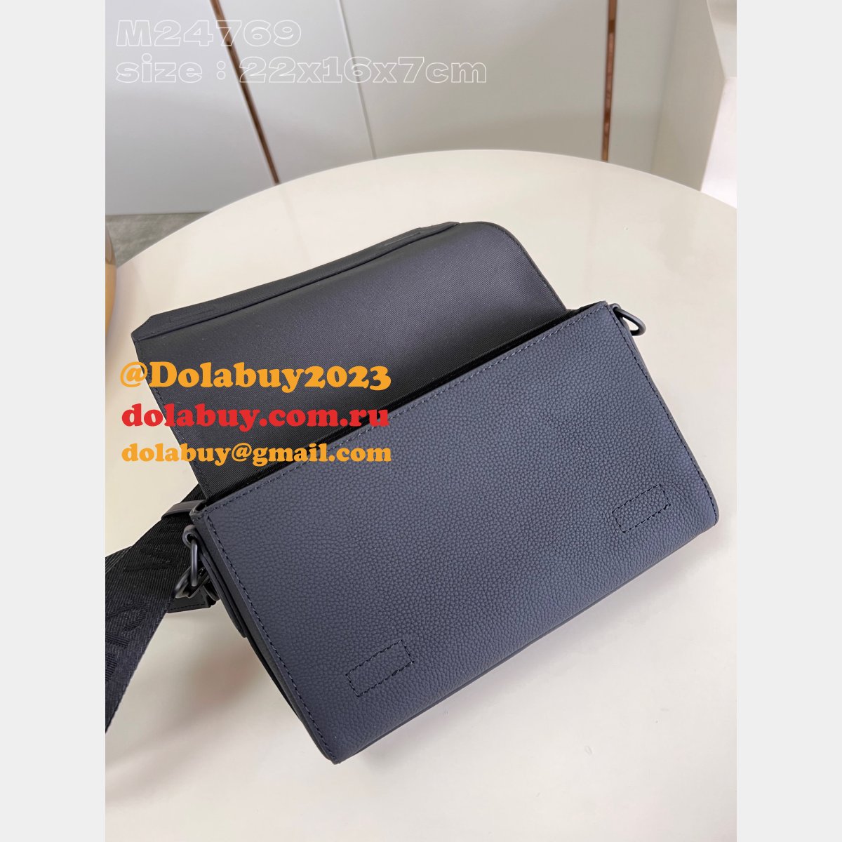 Takeoff Messenger PM 1:1 Mirror LV Aerogram M24769 Black Men Fake Bag