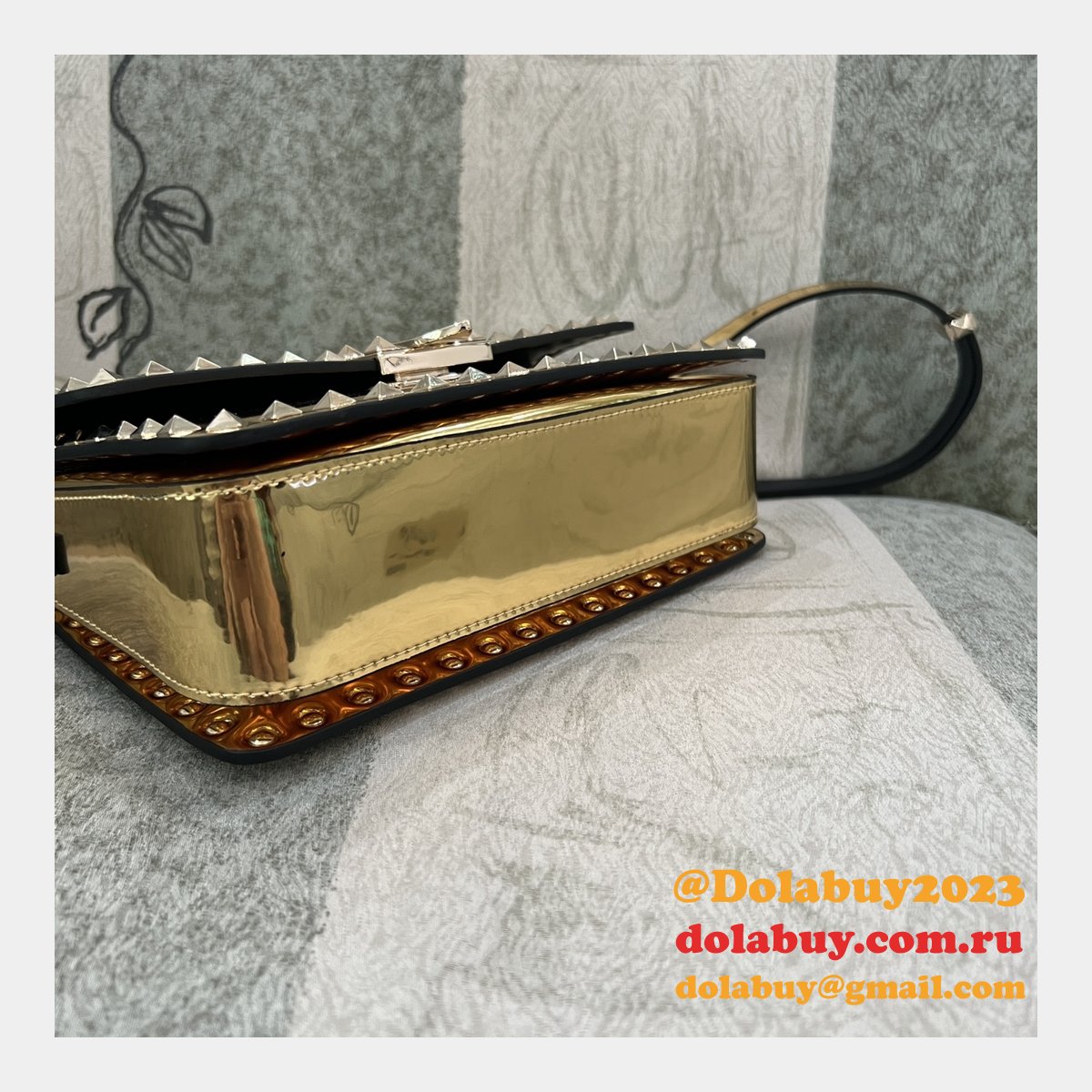 Luxury Valentino Garavani Rockstud Calf Large Bag