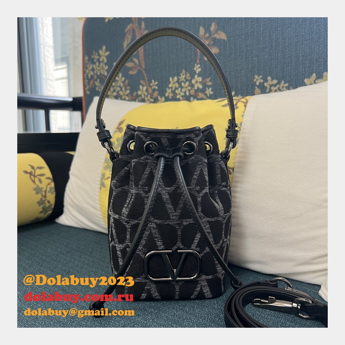 Designer VALENTINO GARAVANI V mini basket handbag