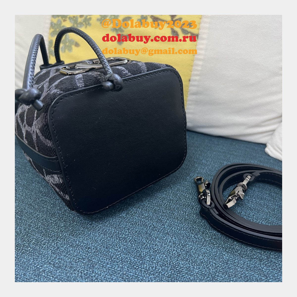 Designer VALENTINO GARAVANI V mini basket handbag