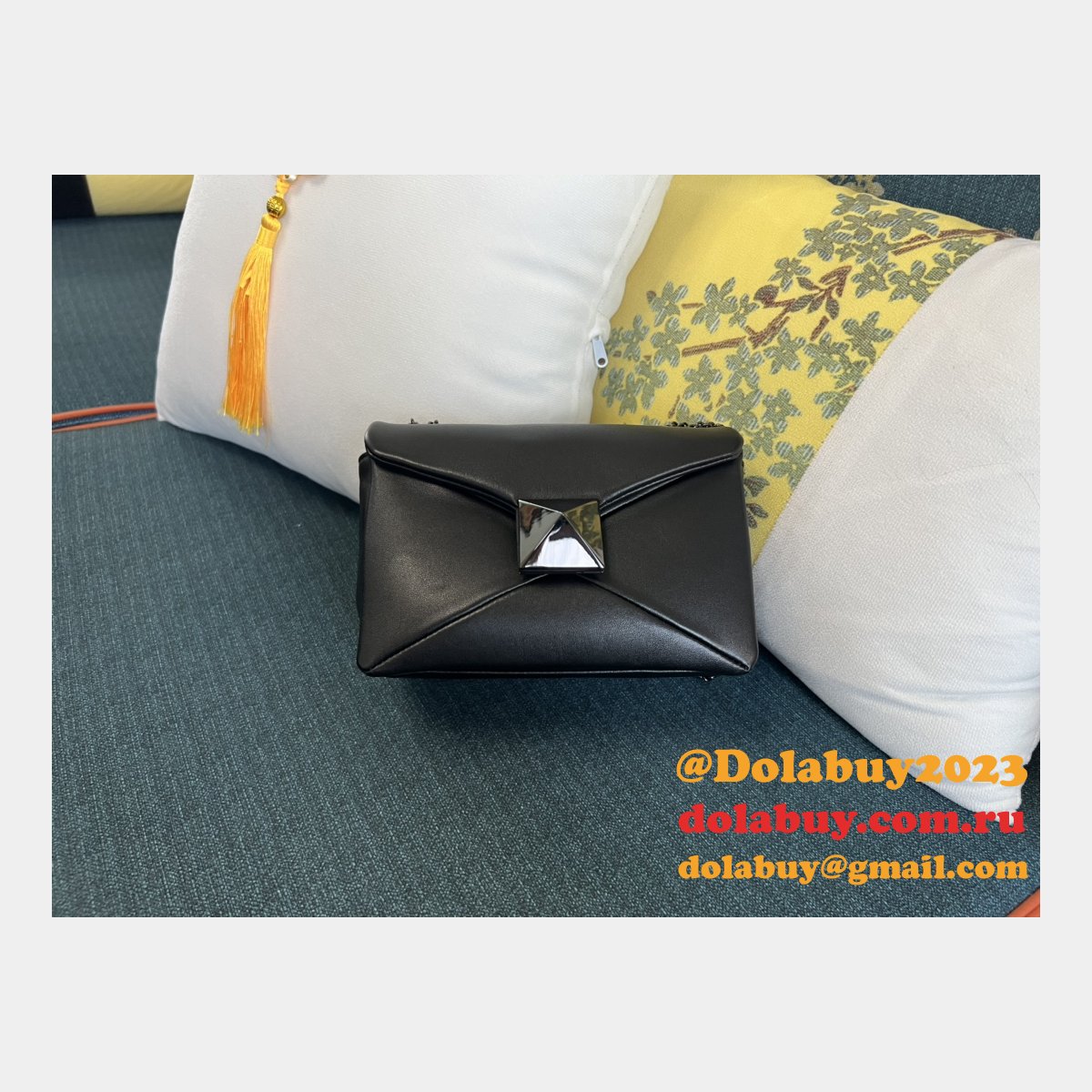 7 Star Valentino Garavani ONE STUD Chain Handbag