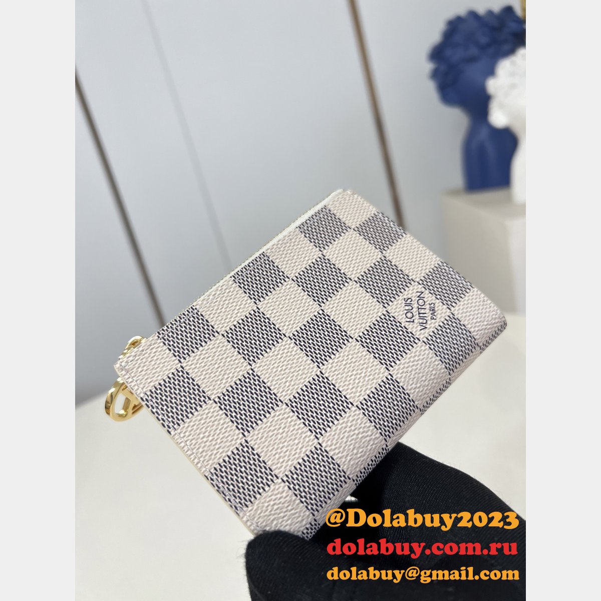 Louis Vuitton Baige Lisa Monogram LV Circle M00133 Wallet