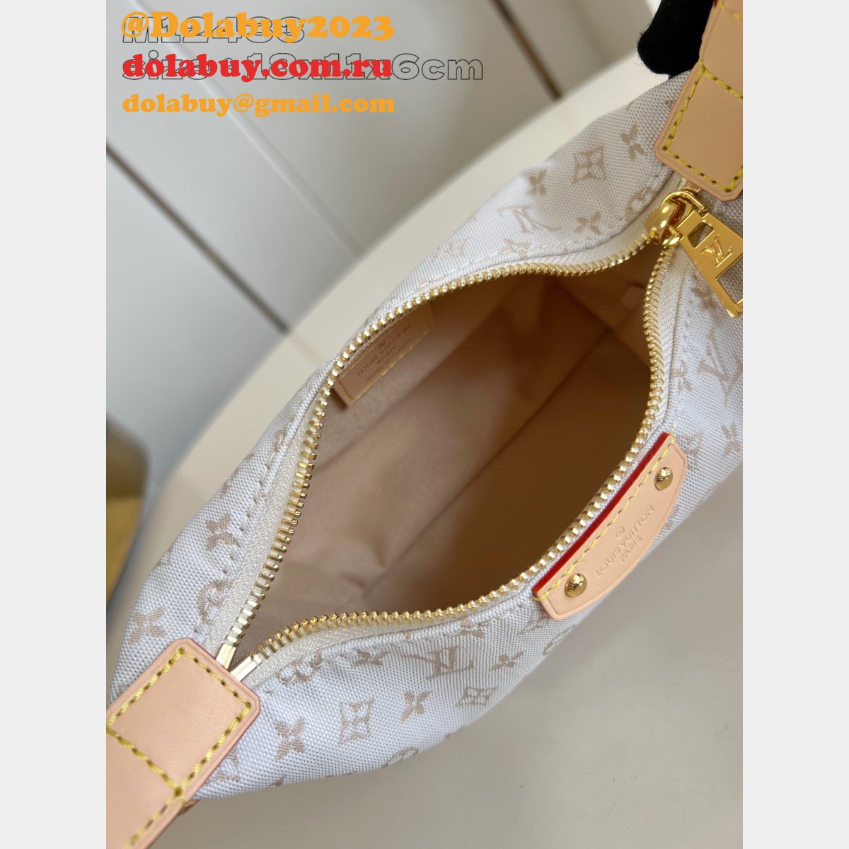 UK Louis Vuitton Hills Pochette Fashion M12433 Fake Handbags