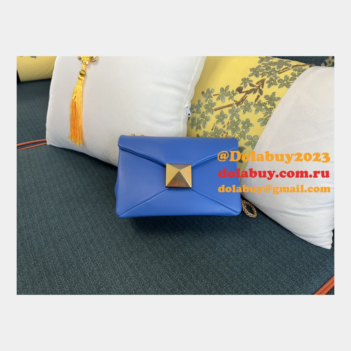 7 Star Valentino Garavani ONE STUD Chain Handbag