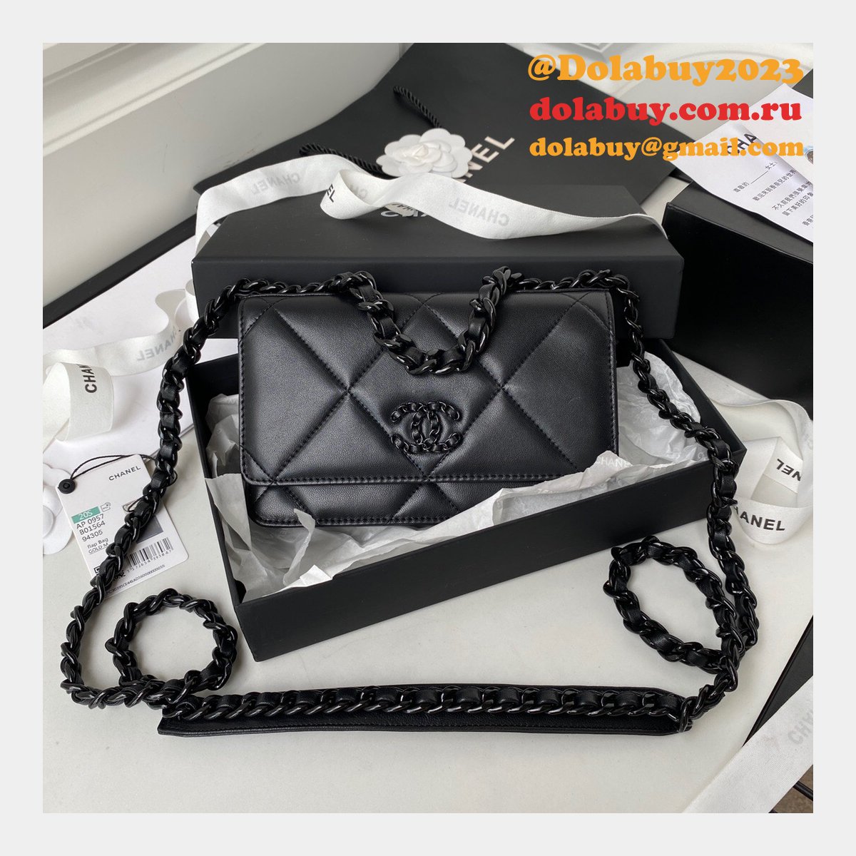 Best Quality Replica New WOC AP0957 19 Wallet Chain Glossy Calfskin Bag