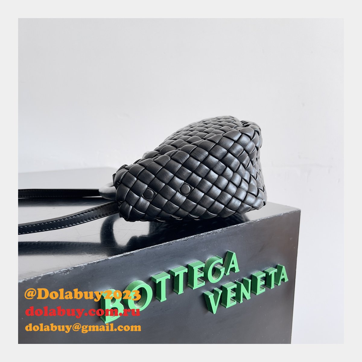 New BOTTEGA VENETA COBBLE Top Handle Bag