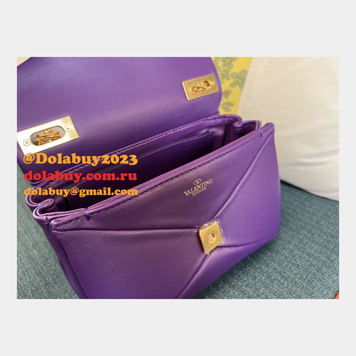 7 Star Valentino Garavani ONE STUD Chain Handbag