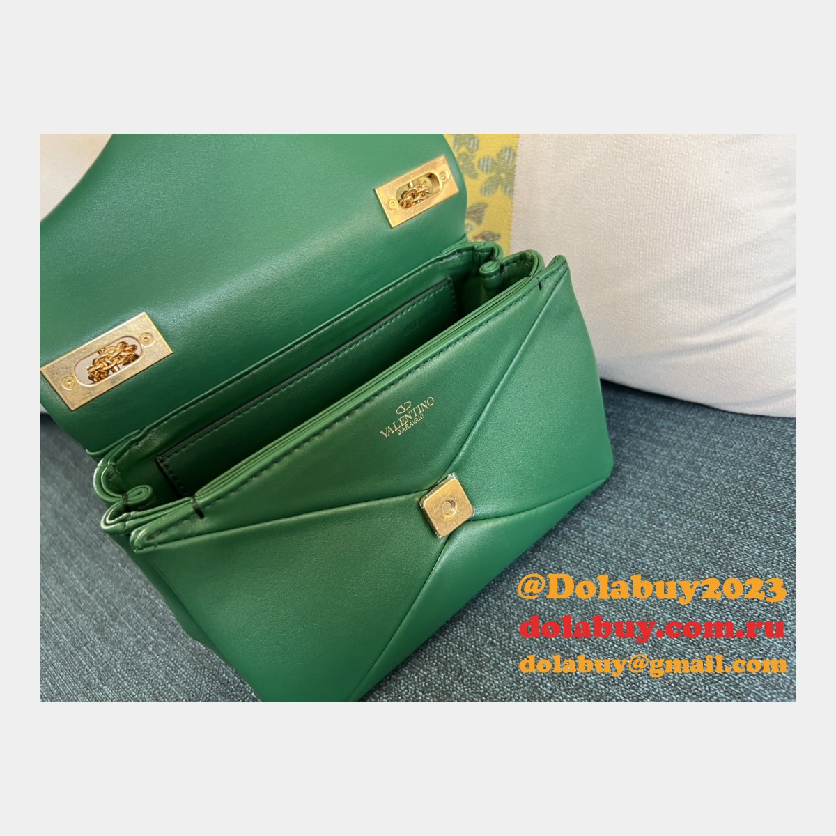 7 Star Valentino Garavani ONE STUD Chain Handbag