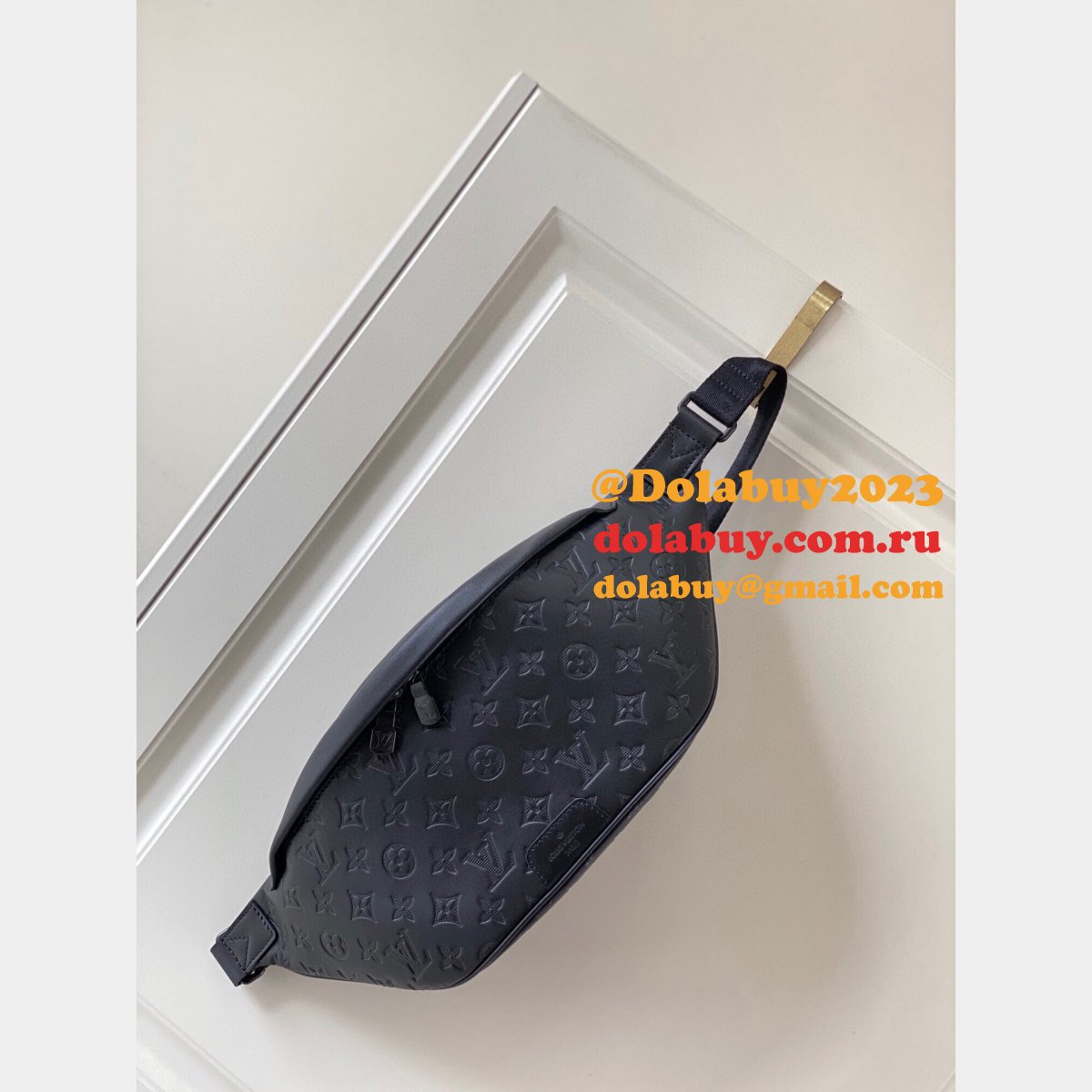 Discovery Bumbag G65 in Black Bags M44388 Replica Louis Vuitton