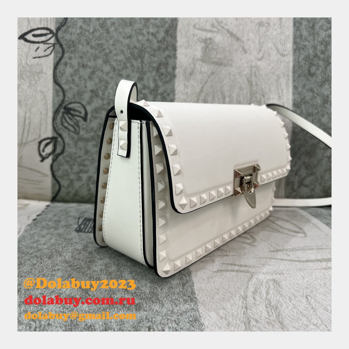 Luxury Valentino Garavani Rockstud Calf Large Bag