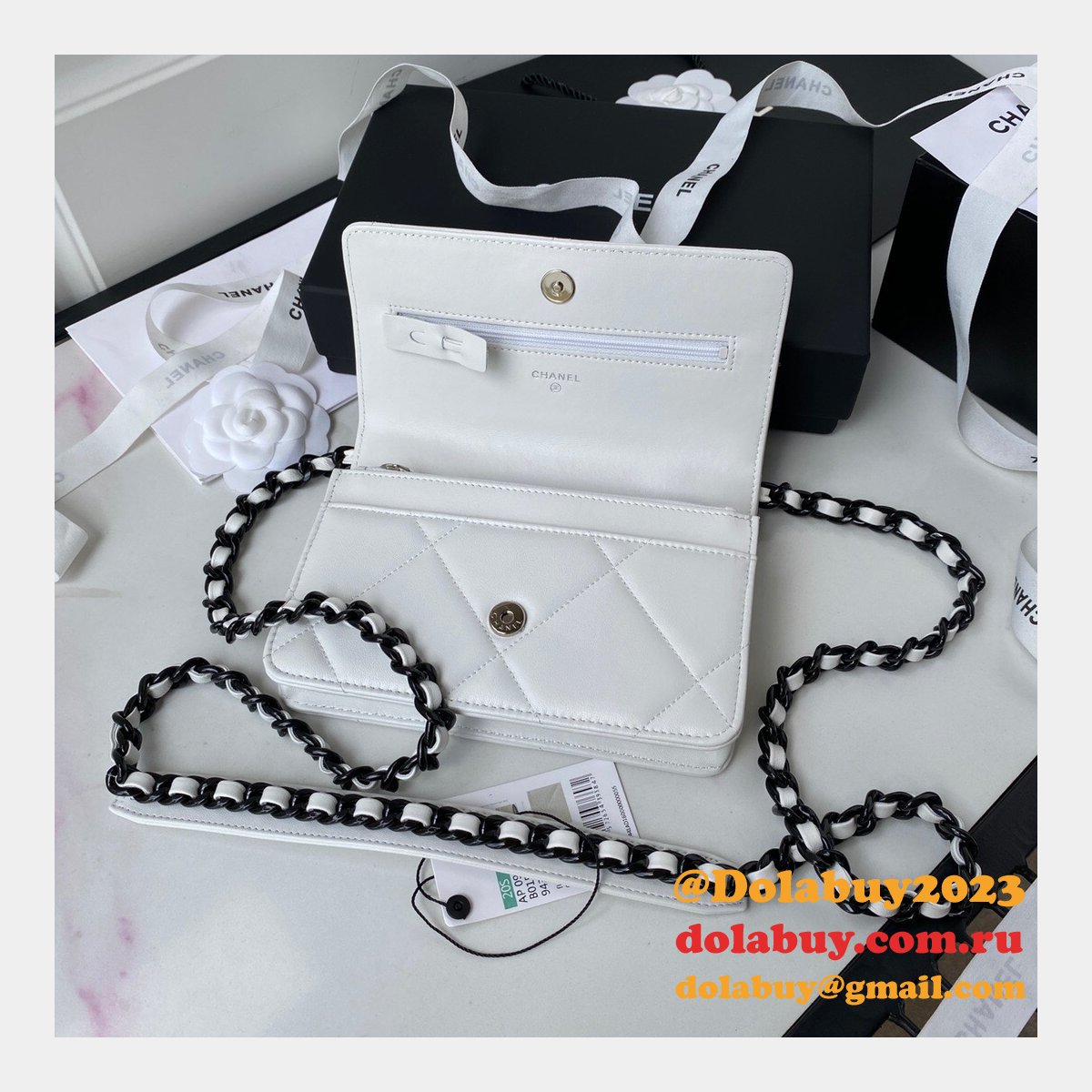 Best Quality Replica New WOC AP0957 19 Wallet Chain Glossy Calfskin Bag