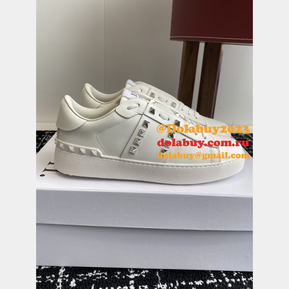 ROCKSTUD UNTITLED SNEAKER IN CALFSKIN LEATHER